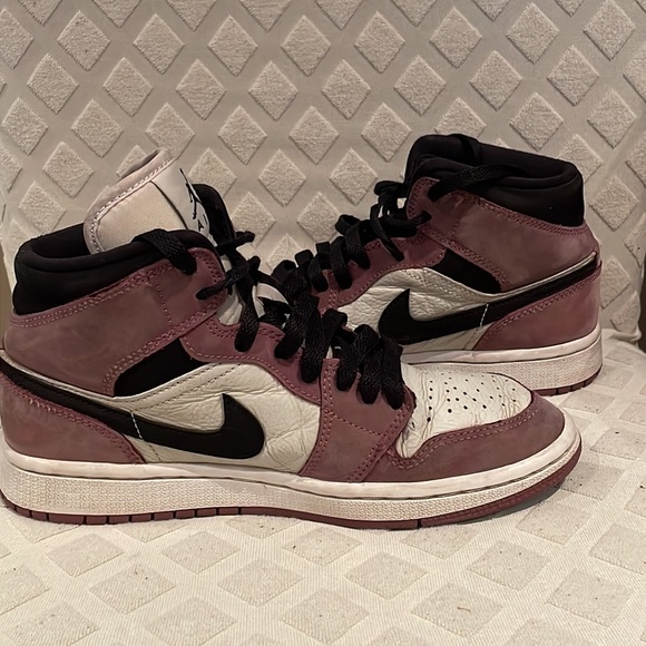 Women’s Berry pink Jordan 1’s Size 6 - Picture 2 of 3
